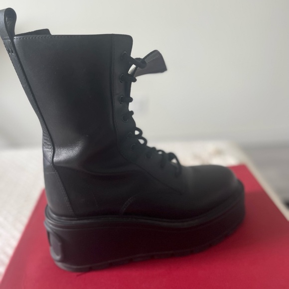 Valentino Authentic Platform boots. Size 40.5 Worn twice . Only one dust bag - Picture 5 of 5
